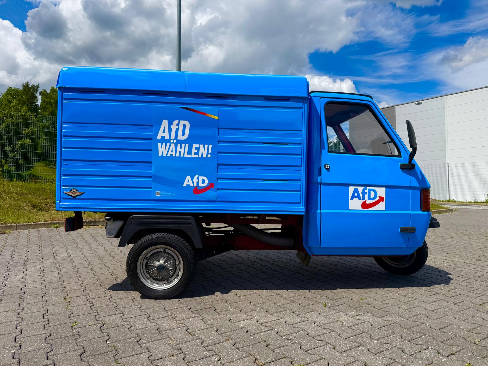 Ape im Wahlkampfeinsatz – AfD WÄHLEN