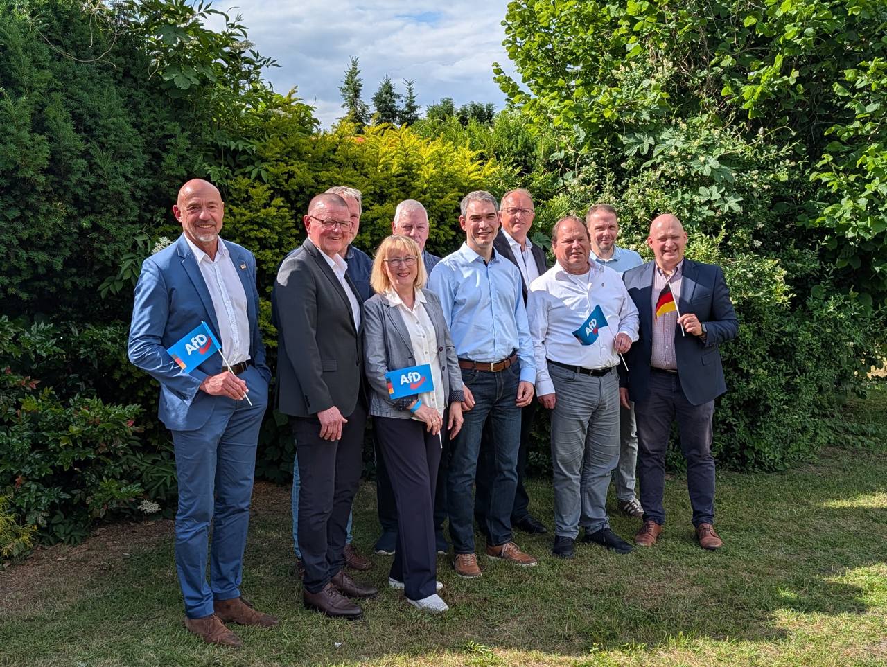 AfD Team auf Wiese